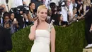 Aktris Uma Thurman berpose untuk fotografer saat menghadiri ajang Met Gala bertemakan 'Manus x Machina: Fashion In An Age of Technology' yang digelar di Metropolitan Museum of Art, New York, Senin (2/5). (TIMOTHY A. Clary/AFP)