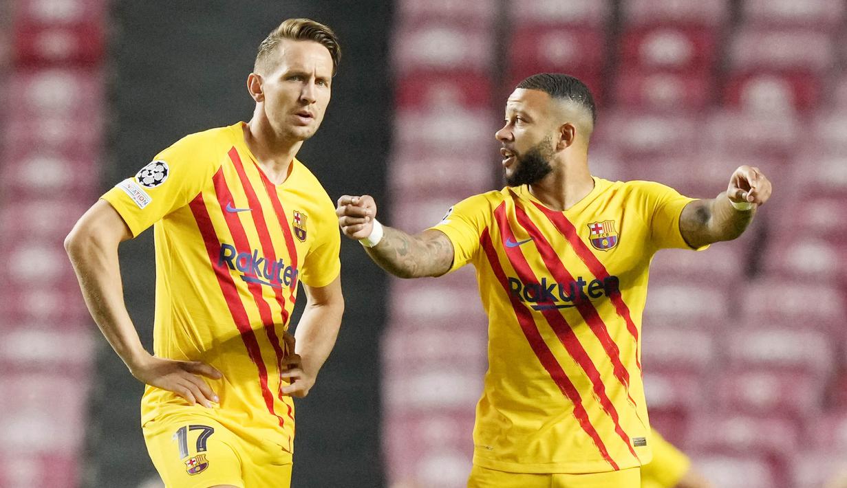 Barcelona harus menelan pil pahit kala dipermalukan Benfica di matchday kedua Grup E Liga Champions 2021-2022. Skuad asuhan Ronald Koeman itu benar-benar hancur lebur usai digilas tiga gol tanpa balas dari wakil Portugal tersebut. (AP/Armando Franca)