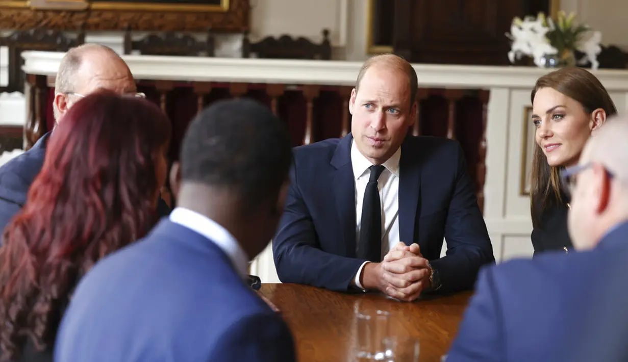 Pangeran William dan Kate Middleton bertemu relawan dan staf yang bertugas dalam pemakaman Ratu Elizabeth II.  (Ian Vogler/Pool Photo via AP)