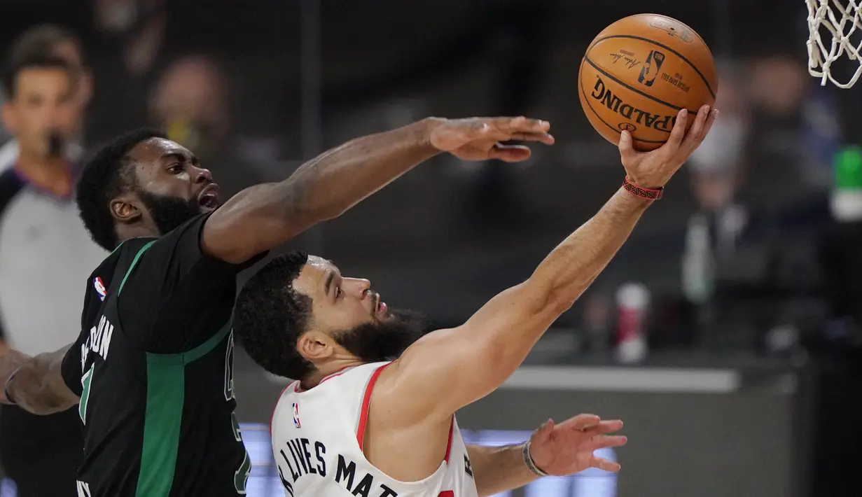 Pebasket Boston Celtics, Jaylen Brown, berebut bola dengan pebasket Toronto Raptors, Fred VanVleet, pada semifinal playoff Wilayah Timur NBA, Rabu (2/9/2020). Celtics menang dengan skor 102-99. (AP Photo/Mark J. Terrill)