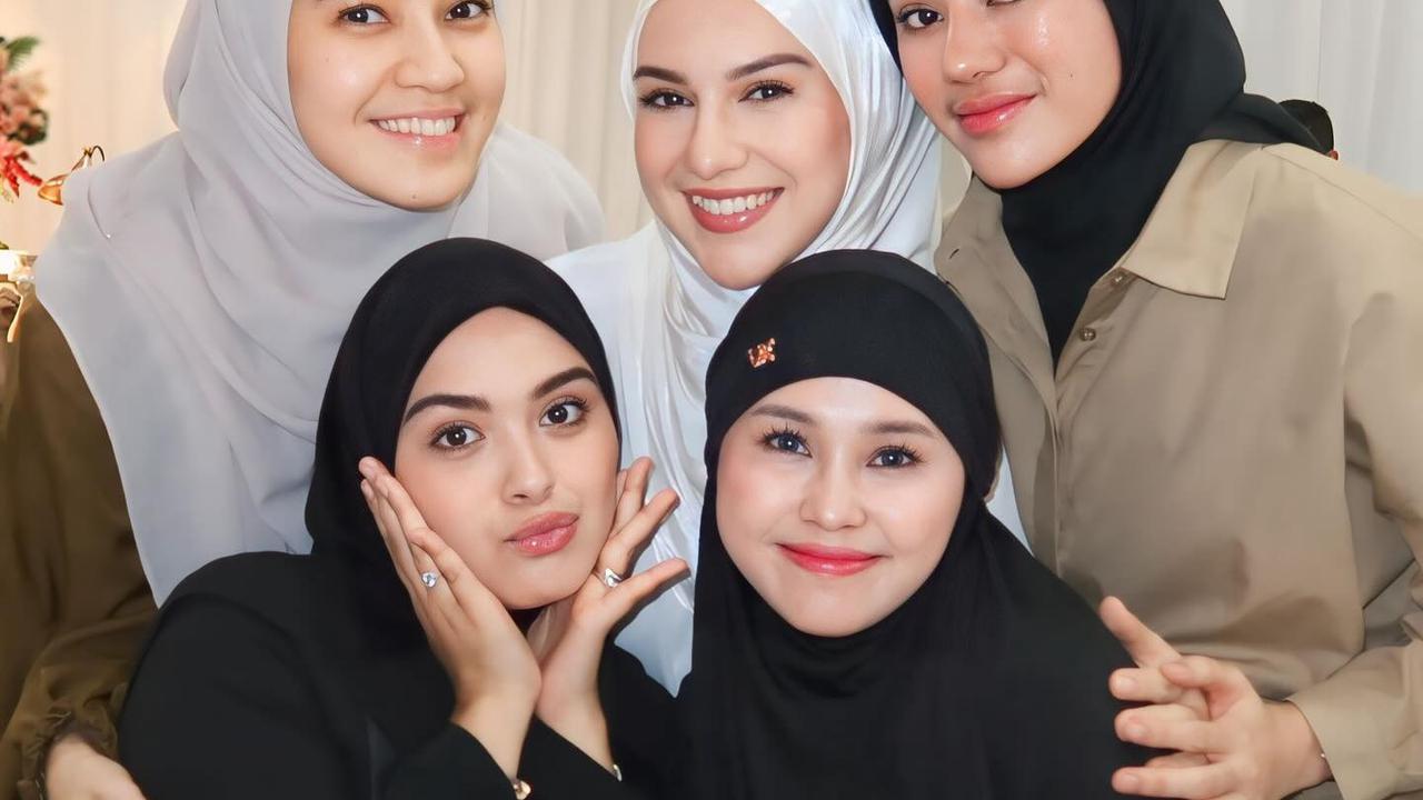 Irish Bella dan Haldy Sabri Datang ke Sebuah Acara, Tampak Bahagia - Air Rumi Tertawa Lepas Sambil Tiduran ke Ayah Sambung