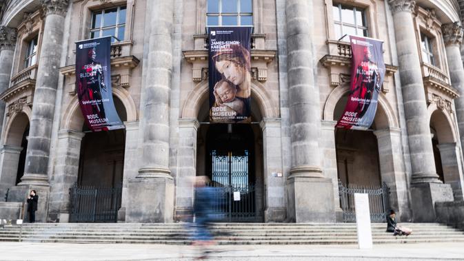 Para pejalan kaki terlihat di depan Museum Bode pada Hari Museum Internasional di Berlin, ibu kota Jerman, (18/5/2020). Menurut kesepakatan pemerintah federal dan negara-negara bagian di Jerman pada 30 April, museum dan galeri di negara tersebut dapat diakses kembali. (Xinhua/Binh Truong)