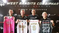 Petinggi klub West Bandits Combiphar Solo dalam acara perkenalan sponsor dan pengumuman pergantian nama klub. (Bola.com/Dok. West Bandits)