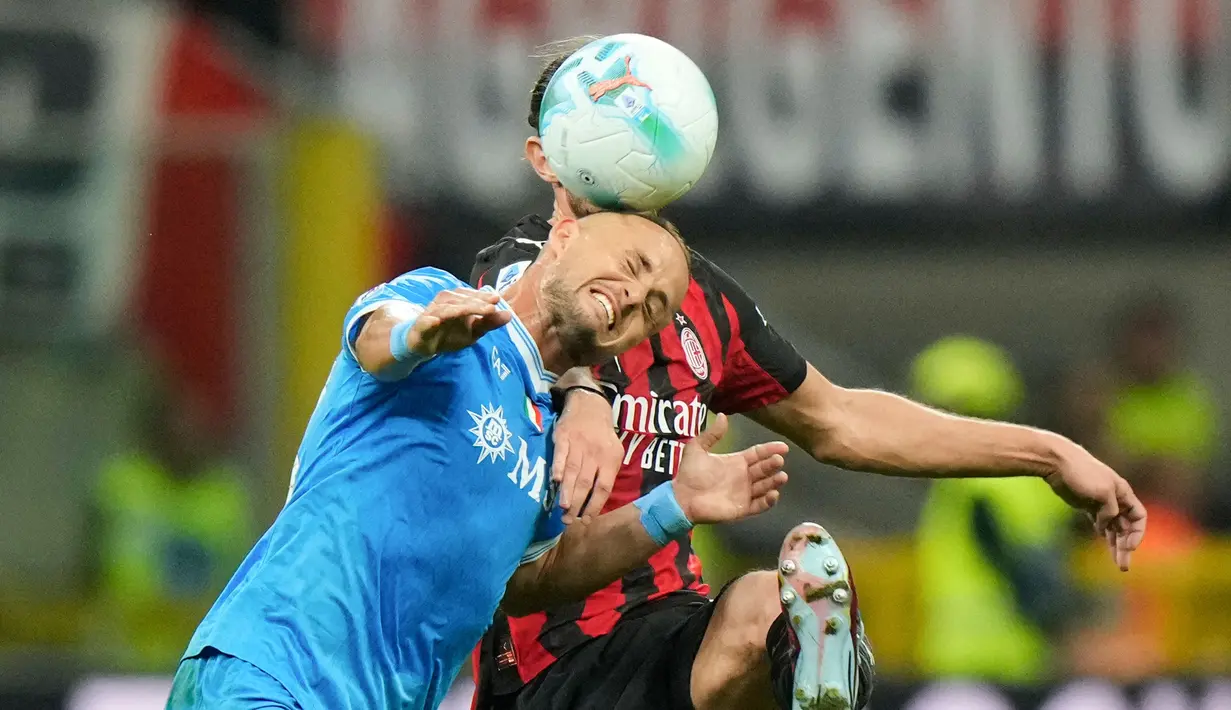 AC Milan unggul di laga ini berkat gol Alexis Saelemaekers dan Christian Pulisic di babak pertama. Namun Napoli mampu memperkecil kedudukan berkat gol Kevin De Bruyne. (AP Photo/Luca Bruno)
