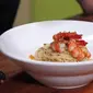 Ada udang dan telur asing membuat spaghetti yang satu ini cukup memenuhi kebutuhan protein sahur. (dok. Masak.tv/Dinny Mutiah)