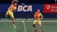 Pasangan China Zhang Nan/Zhao Yunlei saat berlaga pada laga Indonesia Open 2016 di Istrora Senayan, Jakarta, Kamis (2/6/2016). Zhang.Zao menang 21-18,16-21,13-21. (Bola.com/Nicklas Hanoatubun)