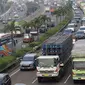 Kendaraan melintas di ruas Jalan Tol Lingkar Luar Jakarta, Jumat (25/5). Guna mengantisipasi kemacetan saat Asian Games, pemerintah akan segera menguji coba pembatasan truk pada Juni 2018 mendatang. (Liputan6.com/Immanuel Antonius)