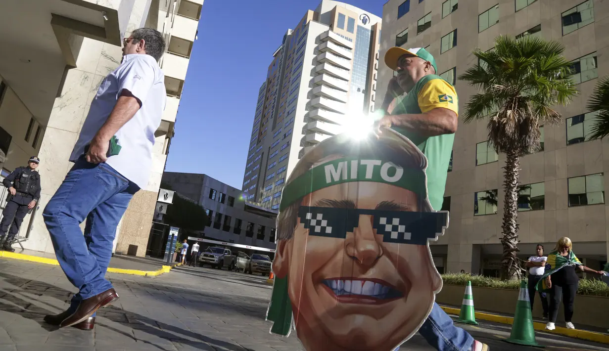 Bolsonaro terbang ke Amerika Serikat dua hari sebelum dia dijadwalkan menyerahkan selempang kepresidenan kepada Luiz Inacio Lula da Silva pada 1 Januari. (AP Photo/Gustavo Moreno)
