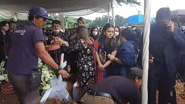 Pemakaman Ayah Marsha Aruan