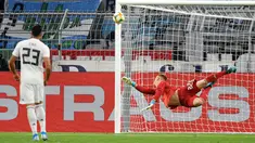 Kiper Timnas Jerman Marc-Andre Ter Stegen berusaha menghalau serangan bola dari Timnas Argentina dalam laga persahabatan di Stadion Signal Iduna Park, Dortmund, Rabu (9/10/2019).  Sempat unggul dua gol, Timnas Jerman harus puas bermain 2-2 setelah Argentina menyamakan kedudukan. (AP/Martin Meissner)