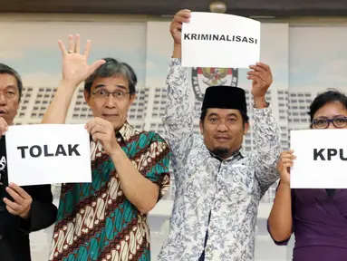 Kelompok lintas organisasi pemerhati Pemilu usai memberi pernyataan, Jakarta, Rabu (30/1). Pernyataan terkait dilaporkannya Komisioner KPU ke Polda Metro Jaya perihal tidak memasukkan nama Ketum Partai Hanura ke DCT DPD. (Liputan6.com/Helmi Fithriansyah)