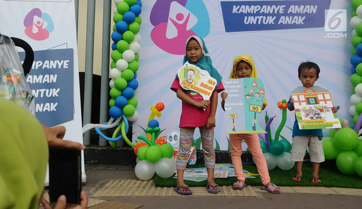 Anak-anak sedang berpose dengan membawa poster pada acara Deklarasi Pemilu Ramah Anak di Gedung Bawaslu, Jakarta, Minggu (17/3). KPU melarang anak-anak untuk terlibat dalam aktivitas kampanye politik. (Liputan6.com/Herman Zakharia)