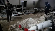Pasukan khusus Irak berjaga dekat rudal yang ditemukan di sebuah gudang senjata milik ISIS di sisi timur Mosul, Sabtu (28/1). Gudang itu berisi puluhan roket peninggalan mantan diktator Irak Saddam Hussein dan gas mustard. (AP Photo/Khalid Mohammed)