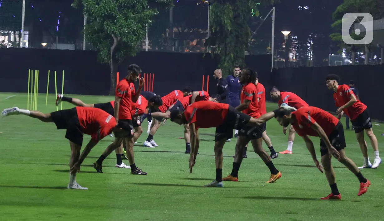 Di Jakarta, tim asuhan pelatih Dragan Talajic terlihat masih mencoba mengembalikan fisik dan mengasah strategi sebelum terlibat duel melawan tuan rumah Indonesia dalam beberapa hari ke depan. (Liputan6.com/Herman Zakharia)