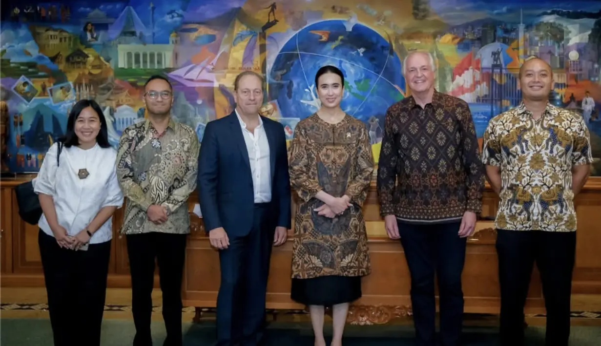 Kreasi batik Widi Wardhana dalam balutan batik dengan siluet yang beragam, anti membosankan. [Foto: Instagram/ Widi Wardhana]