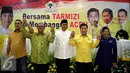  Ketum Partai Golkar, Setya Novanto (kedua kanan) bersama Bakal Calon Gubernur Provinsi Aceh, Tarmizi Karim foto bersama usai acara pengukuhan Bakal Calon Gubernur Aceh di DPP Partai Golkar, Jakarta, Rabu (31/8). (Liputan6.com/Johan Tallo)