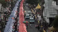 Sejumlah angkutan kota Tanah Abang melintasi Jalan Jatibaru Raya, Jakarta, Sabtu (3/2). Angkot hanya diperbolehkan melintas di satu ruas jalan saja, depan Stasiun Tanah Abang dan satu ruas lagi tetap digunakan PKL berjualan. (Liputan6.com/Arya Manggala)