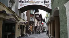 Bendera Italia digantung di sebuah restoran yang tutup di jalan sepi di Kufstein, Austria, Selasa (17/11/2020). Pemerintah Austria telah memberlakukan pengetatan aturan covid-19 yang mencakup penutupan sekolah dan toko-toko nonesensial seiring gelombang kedua virus corona. (AP/Matthias Schrader)