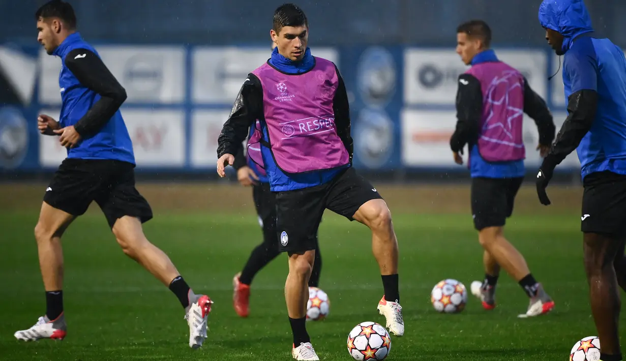 Gelandang Atalanta, Ruslan Malinovskyi (tengah) mengontrol bola selama sesi latihan tim di tempat latihan klub di Zingonia, dekat Bergamo (1/11/2021). Atalanta akan bertanding melawan melawan Manchester United pada Grup F Liga Champions di Gewiss Stadium. (AFP/Marco Bertorello)
