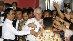 Presiden Indonesia Joko Widodo (kiri) dan Perdana Menteri Australia Malcolm Turnbull (tengah) berjabat tangan dengan pedagang saat blusukan di Blok A Pasar Tanah Abang, Jakarta, Kamis (12/11). (REUTERS/Darren Whiteside)