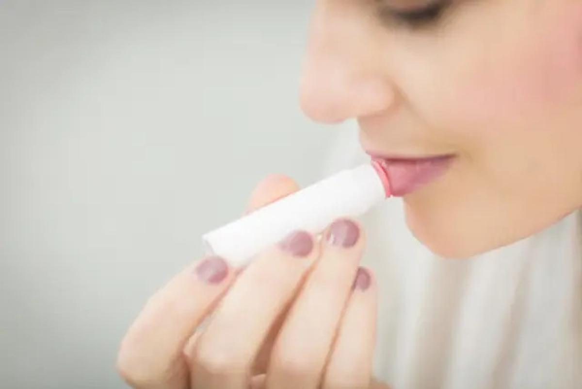 Lip Balm untuk Pria dan Wanita, Cara Merawat Bibir agar Tidak Pecah-Pecah