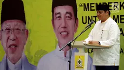 Ketum Partai Golkar Airlangga Hartato memberikan sambutan saat acara Istighosah menyambut Milad ke-54 Partai Golkar dan Hari Santri Nasional, di aula DPP Partai Golkar, Jakarta, Kamis (18/10). (Liputan6.com/Johan Tallo)