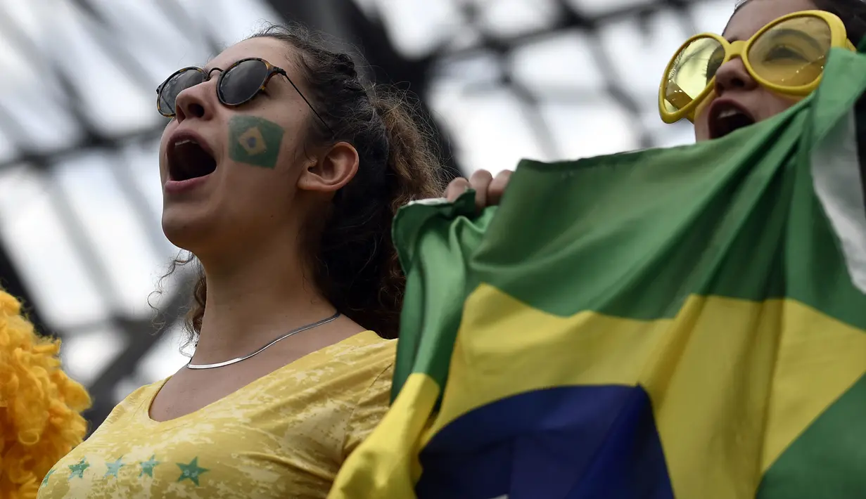 Pendukung Brasil bersemangat memberi dukungan timnya yang akan berlaga melawan Jamaika di Alpes Stadium, Prancis pada Piala Dunia Wanita 2019. (AFP/Jeff Pachoud)