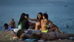 Dua turis wanita berselfie di pantai Nha Trang di provinsi Khanh Hoa (21/8/2019). Nha Trang adalah sebuah kota pantai yang terletak di bagian selatan Vietnam. (AFP Photo/Nhac Nguyen)