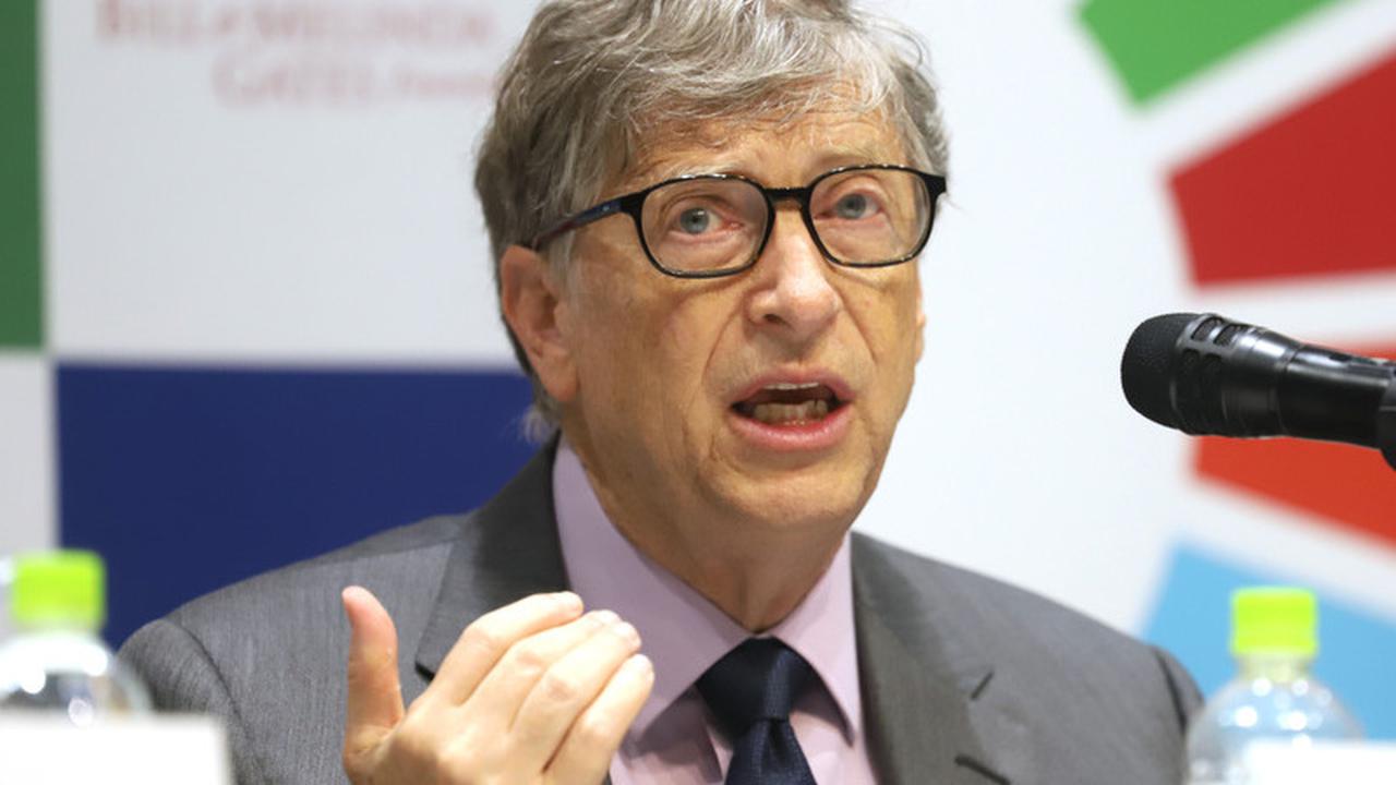 Salah Satu Orang Terkaya di Dunia, Bill Gates Tertangkap Kamera Lagi Jajan di Kaki Lima Tanpa Gengsi