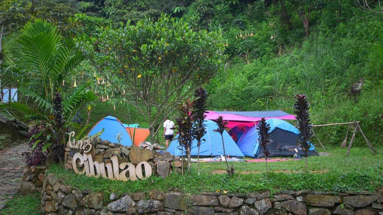 Terdapat warung dan area camping.