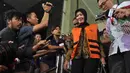 Masyitoh menuruni tangga gedung KPK yang sudah dipadati wartawan untuk meminta keterangan dirinya dalam kasus tersebut, Jakarta, Kamis (2/10). (Liputan6.Com/Miftahul Hayat)