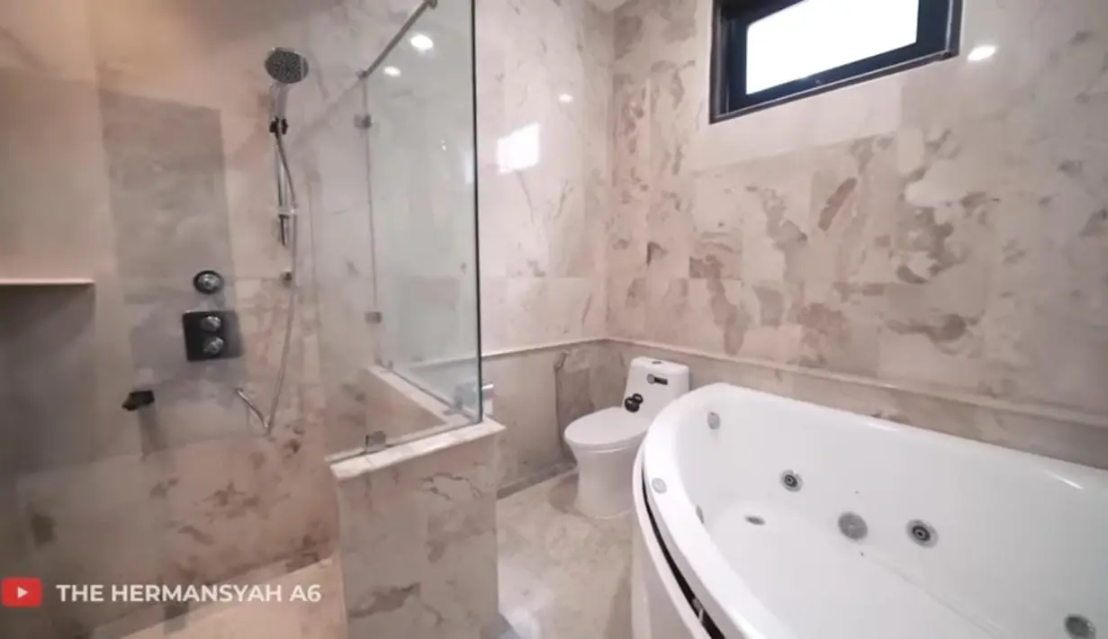 Kamar mandi Aurel Hermansyah dilengkapi batup yang luas, wah Ameena bisa pakai untuk renang nih [YouTube/The Hermansyah A6]