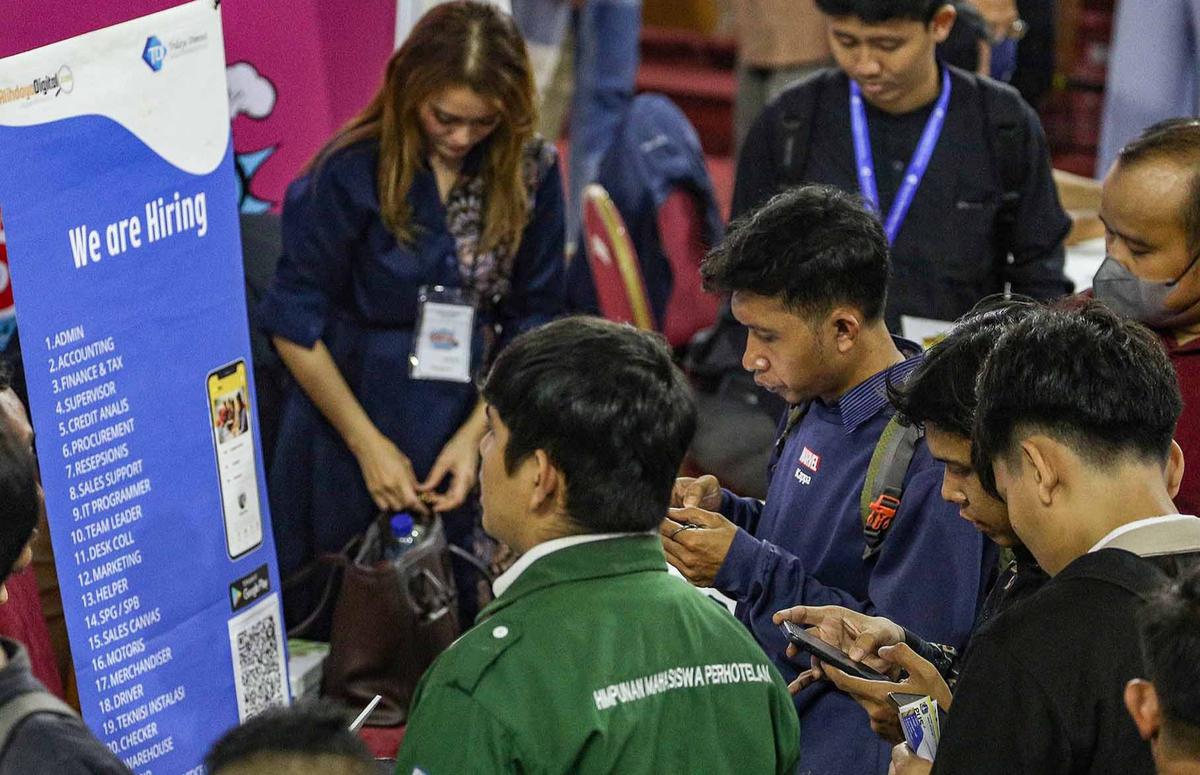 FOTO: Ribuan Pencari Kerja Padati Bursa Kerja di GOR Ciracas