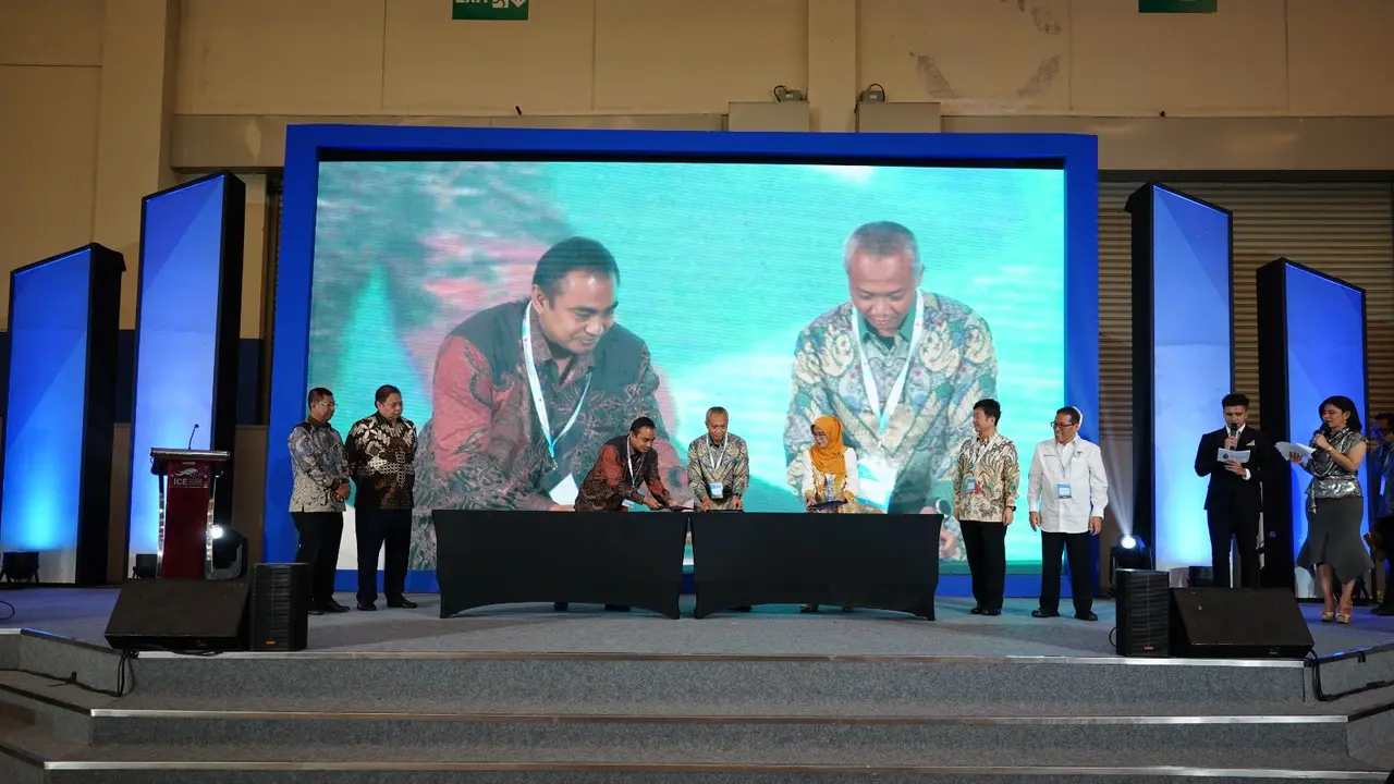Krakatau Posco melakukan penandatanganan nota kesepahaman dalam rangka melakukan studi kebijakan untuk pemanfaatan karbon bagi sektor Industri.