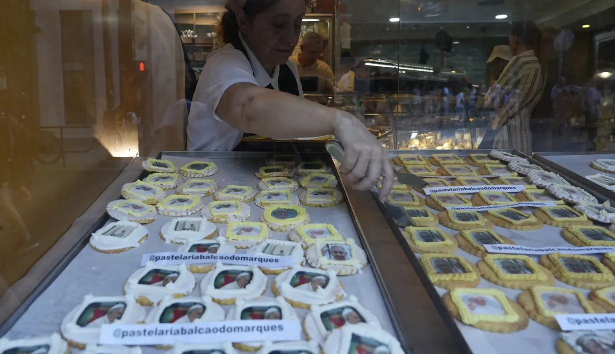Toko kue di Lisbon memperkenalkan kue baru untuk memperingati acara tersebut, yang menampilkan gambar Paus. (AP Photo/Ana Brigida)