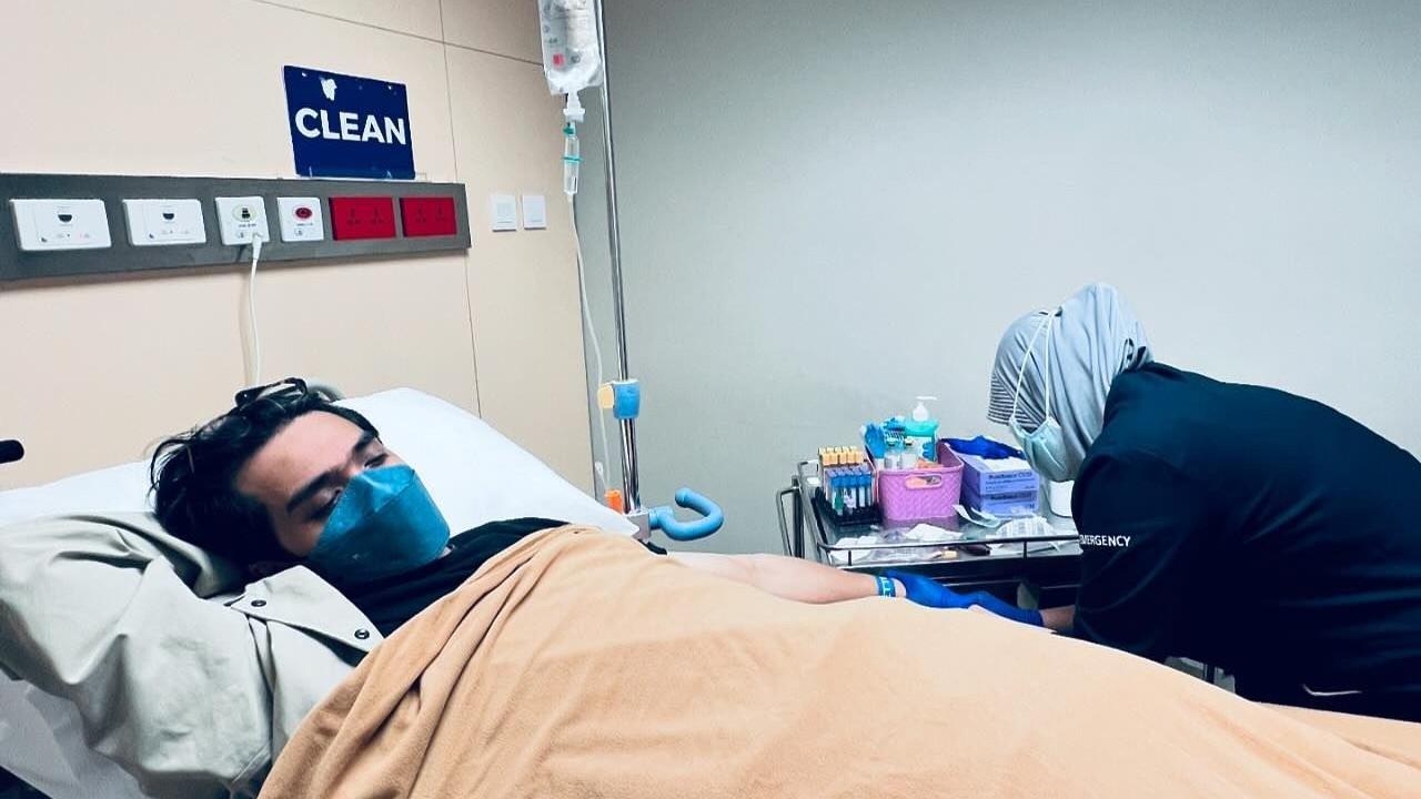 Potret Ricky Harun saat Terbaring di Rumah Sakit dengan Dipasangi Selang Infus, Ternyata Alami Peradangan Sinus