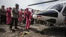 Kapolri Jenderal Tito Karnavian  dan Istri Tri Suswati memecahkan kendi saat menyerahkan dua helikopter jenis Bell 429 IGW dari PT Multi Pasific California usai menghadiri  HUT Korpolairud ke-67, Tangerang, Selasa (5/11). (Liputan6.com/Faizal Fanani)