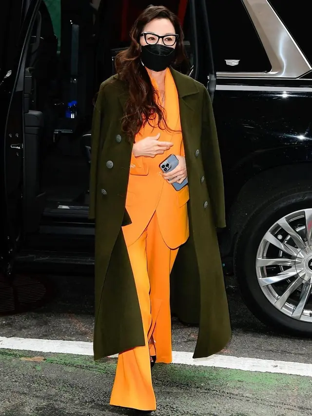 8 Potret Gaya Michelle Yeoh, Nenek Paling Modis dan Awet Muda di Usia 60 Tahun