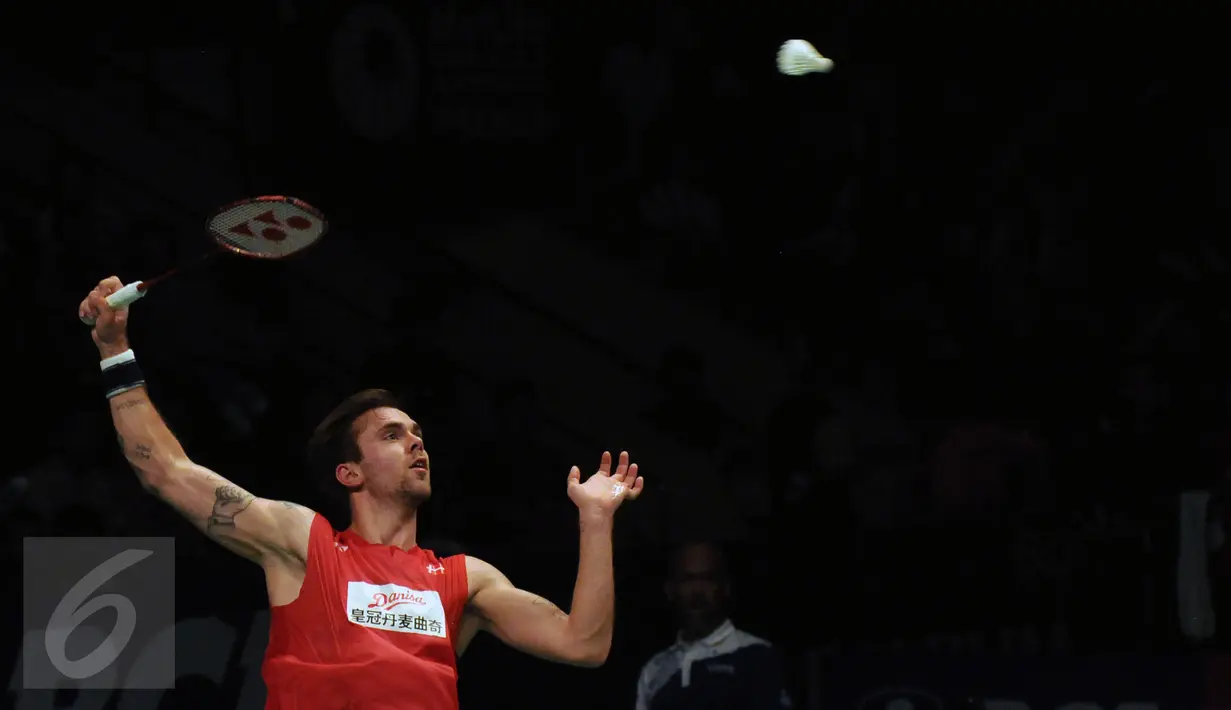 Tunggal putra Denmark, Jan O Jorgensen saat melawan Lee Chong Wei (Malaysia) di final BCA Indonesia Open 2016, Jakarta, Minggu (5/6/2016). Jan O Jorgensen kalah 21-17,19-21, 17-21. (Liputan6.com/Helmi Fithriansyah)