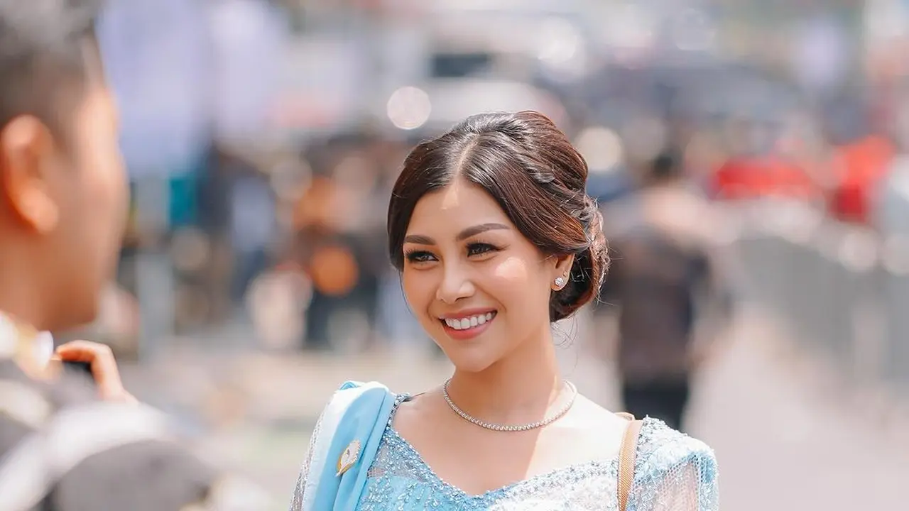 6 Adu Gaya Seleb Kenakan Kebaya Biru saat Dilantik Jadi Anggota DPRD, Terbaru Nisya Ahmad
