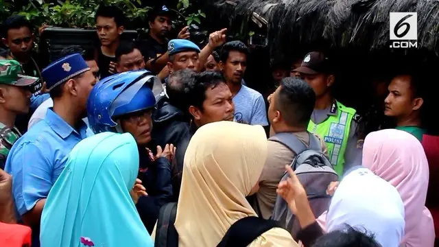 Ratusan nasabah dan jamaah haji menagih kejelasan pemberangakan di kantor umrah Global Insani, Cirebon. Aksi ini diwarnai kericuhan dan saling dorong.