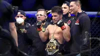 Henry Cejudo merayakan kemenangan atas Dominick Cruz pada UFC 249 di VyStar Veterans Memorial Arena, Sabtu (9/5/2020) atau Minggu pagi WIB. (AFP/Douglas P. DeFelice)
