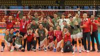 Ekspresi kegembiraan Timnas Voli Putra Indonesia setelah mengalahkan Vietnam dengan skor 3-2 pada semifinal SEA Games 2025, Kamis (18/12/2025).