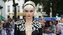 Cara Delevigne memilih gaya tomboy seksi dengan mengenakan pantsuit set berwarna hitam dari Burberry dan bolero berlian sebagai luaran di premiere film terbarunya, 'Valerian and the City of a Thousand Planets'. . (AP Photo/Joel Ryan)