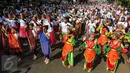 Peserta mengikuti flashmob 1745 penari yang membawakan tarian tradisional di kawasan Senayan, Jakarta, Minggu (21/8). Kegiatan bertajuk "Aku Indonesia-Bagimu Negeri Kami Menari" itu merupakan bagian dari perayaan HUT RI ke 71. (Liputan6.com/Fery Pradolo)