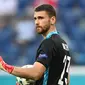 David De Gea memang sudah ditendang dari posisi kiper utama Tim Matador sejak kualifikasi Euro 2020 lalu. Posisinya digantikan kiper Athletic Bilbao yang masih berusia 24 tahun, Unai Simon. (AFP/Pool/Kirill Kudryavtsev)