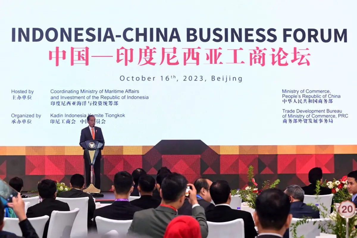 Presiden Joko Widodo atau Jokowi menghadiri Forum Bisnis Indonesia-Republik Rakyat Tiongkok (RRT), di China World Hotel, Beijing, RRT, pada Senin (16/10/2023). (Foto: BPMI Setpres/Laily Rachev)