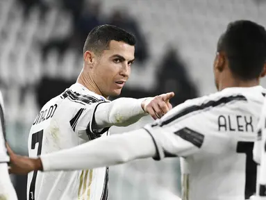 Bintang Juventus, Cristiano Ronaldo merayakan gol yang dicetaknya ke gawang Crotone dalam lanjutan Liga Italia di Allianz Stadium, Selasa dinihari WIB (23/2/2021). Cristiano Ronaldo menyumbang dua gol pada laga ini, sedangkan satu gol lagi disumbang Weston McKennie. (Marco Alpozzi/LaPresse via AP)