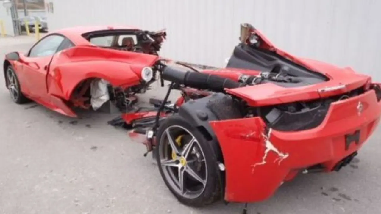 [OTO-News] Tabrakan Maut, Ferrari 458 Terbelah Dua