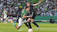 Pemain Juventus, Adrien Rabiot, menghadang pergerakan pemain Sporting CP, Manuel Ugarte, pada laga leg kedua perempat final Liga Europa di Stadion the Alvalade, Jumat (21/4/2023). (AP Photo/Armando Franca)